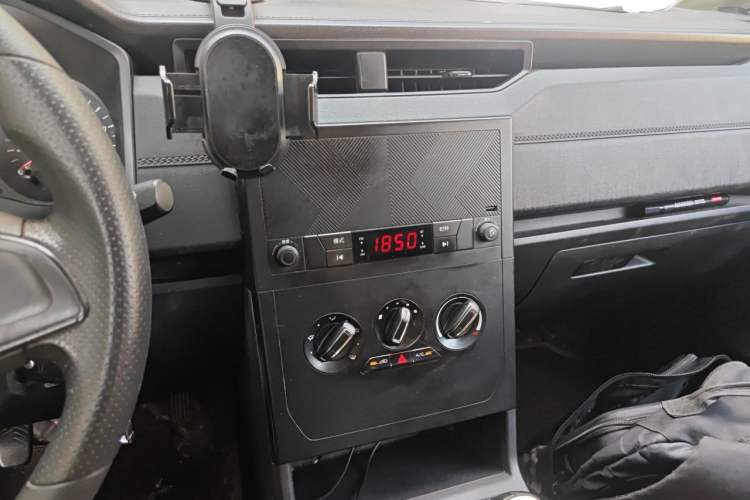 Used Wuling Hongguang PLUS 2019 1.5T Manual Standard Edition 5 Seats Audio And AC Panel
