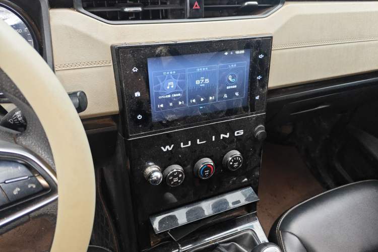 Used Wuling Hongguang PLUS 2019 1.5T Manual Luxury 7-Seater Audio And AC Panel