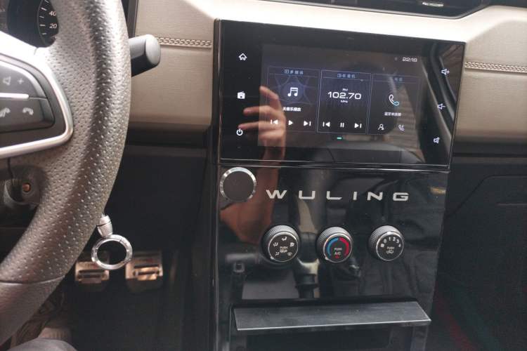 Used Wuling Hongguang PLUS 2019 1.5T Manual Luxury 7-Seater Audio And AC Panel
