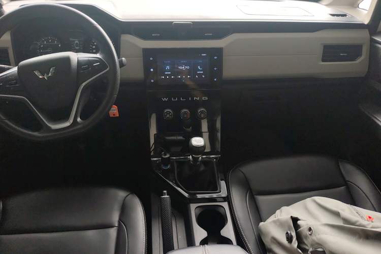 Used Wuling Hongguang PLUS 2019 1.5T Manual Luxury 7-Seater Audio And AC Panel