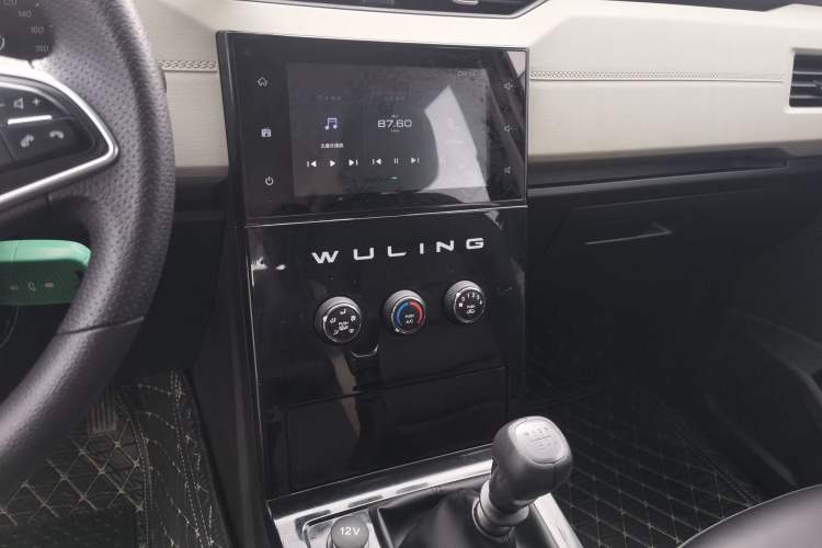 Used Wuling Hongguang PLUS 2019 1.5T Manual Luxury 7-Seater Audio And AC Panel