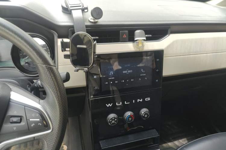 Used Wuling Hongguang PLUS 2019 1.5T Manual Luxury 7-Seater Audio And AC Panel