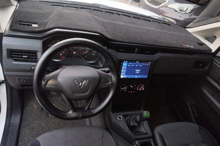 Used Wuling Hongguang PLUS 2019 1.5T Manual Wealthy Version 2 Seats Center Console
