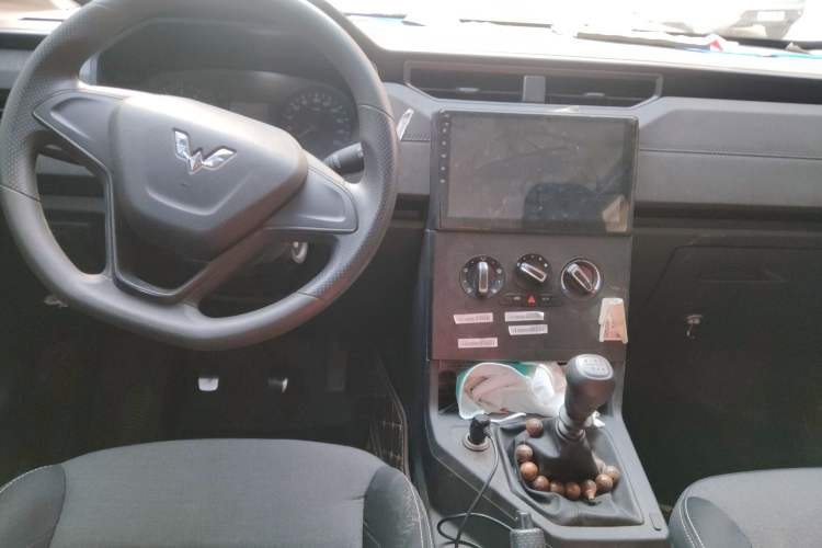 Used Wuling Hongguang PLUS 2019 1.5T Manual Standard Edition 5 Seats Center Console