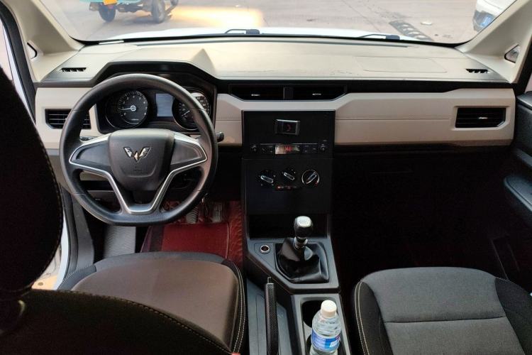 Used Wuling Hongguang PLUS 2019 1.5T Manual Comfort Version 7 Seats Center Console