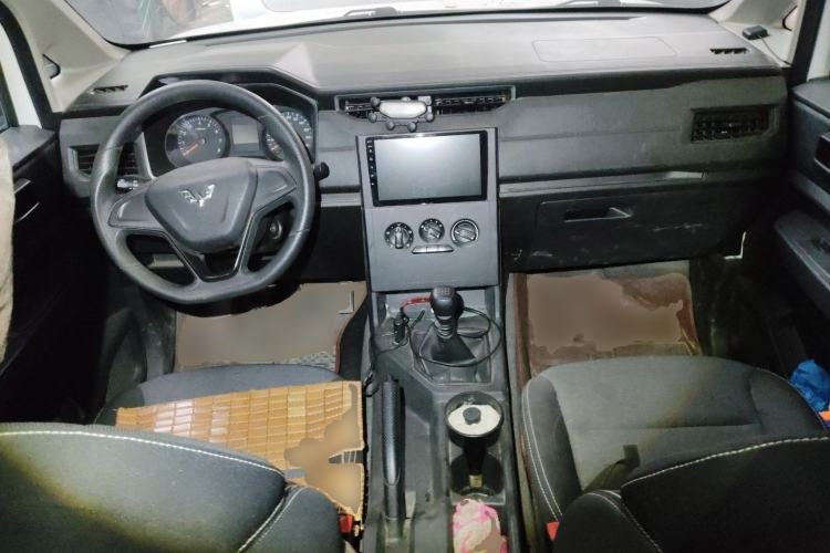 Used Wuling Hongguang PLUS 2019 1.5T Manual Standard Version 7 Seats Center Console