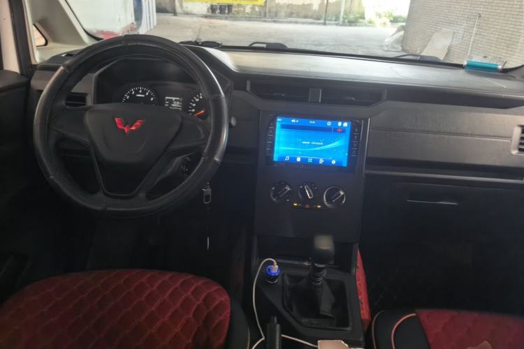 Used Wuling Hongguang PLUS 2019 1.5T Manual Standard Edition 5 Seats Center Console