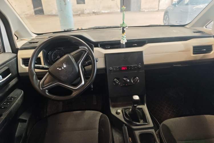 Used Wuling Hongguang PLUS 2019 1.5T Manual Comfort Version 7 Seats Center Console