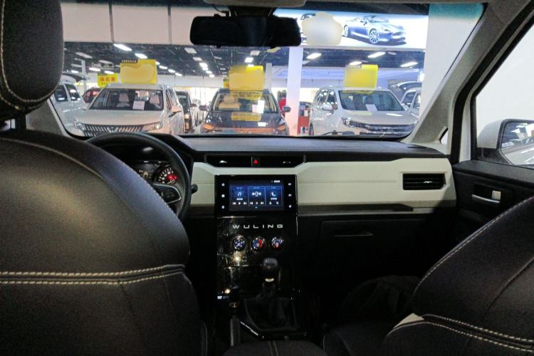 Used Wuling Hongguang PLUS 2019 1.5T Manual Luxury 7-Seater Center Console