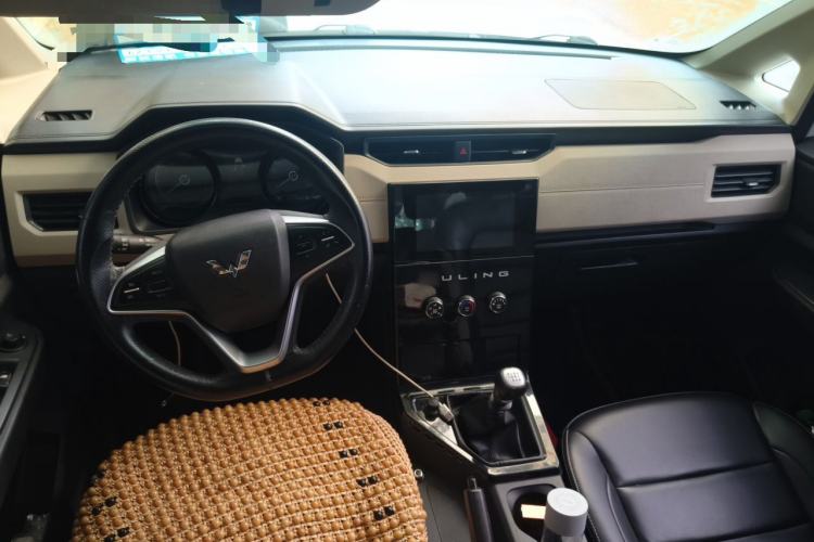 Used Wuling Hongguang PLUS 2019 1.5T Manual Luxury 7-Seater Center Console