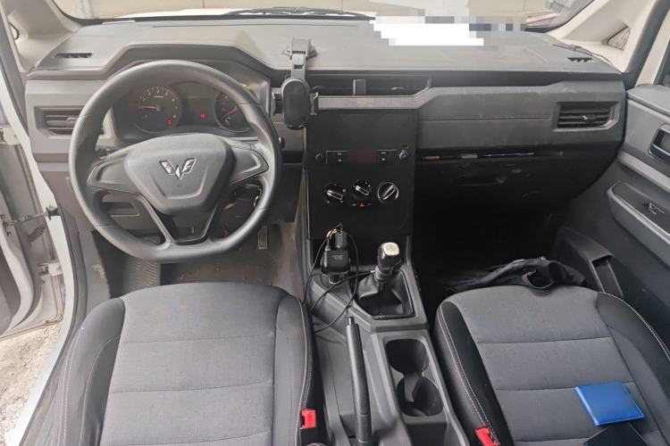 Used Wuling Hongguang PLUS 2019 1.5T Manual Standard Edition 5 Seats Center Console