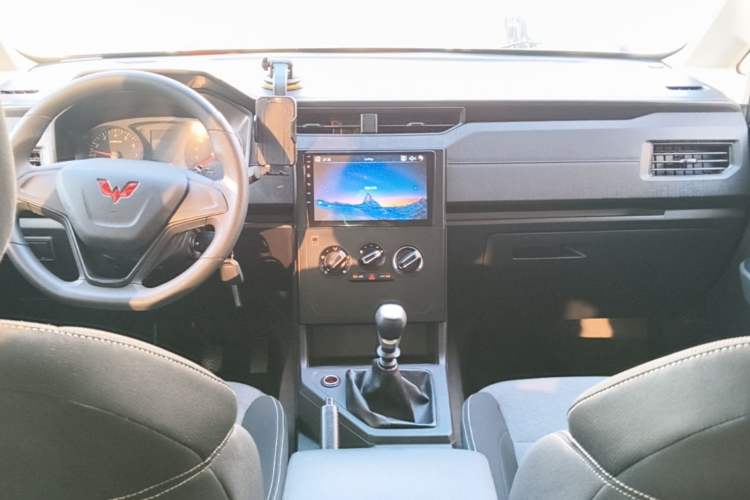 Used Wuling Hongguang PLUS 2019 1.5T Manual Standard Edition 5 Seats Center Console