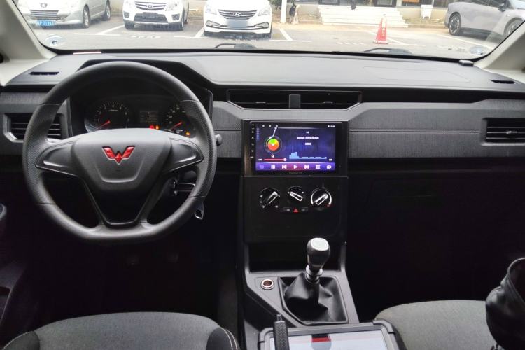 Used Wuling Hongguang PLUS 2019 1.5T Manual Standard Edition 5 Seats Center Console