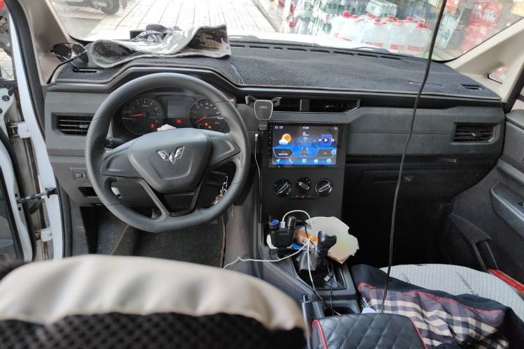 Used Wuling Hongguang PLUS 2019 1.5T Manual Standard Version 8 Seats Center Console