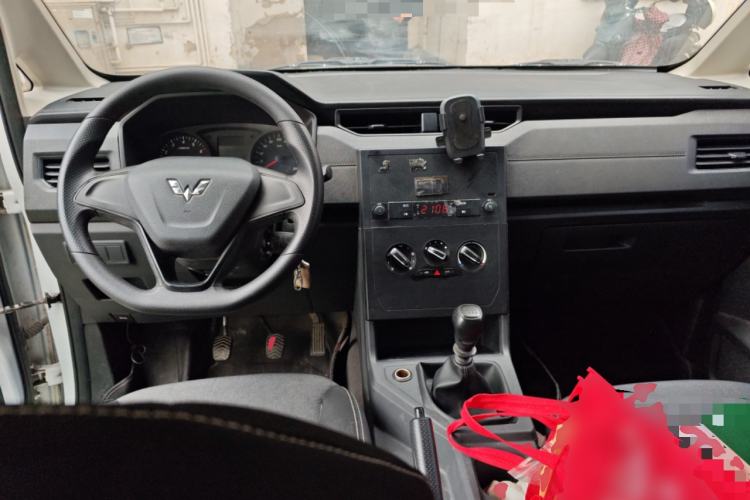 Used Wuling Hongguang PLUS 2019 1.5T Manual Standard Edition 5 Seats Center Console