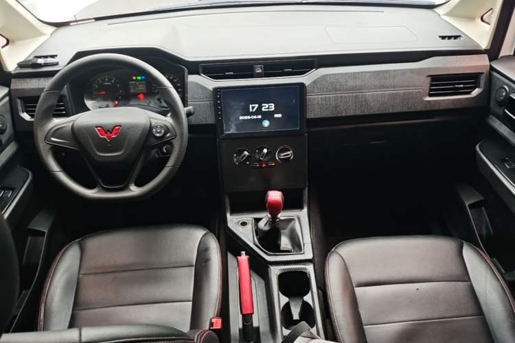Used Wuling Hongguang PLUS 2019 1.5T Manual Standard Version 7 Seats Center Console