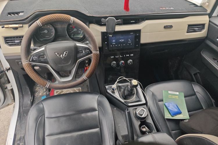 Used Wuling Hongguang PLUS 2019 1.5T Manual Luxury 7-Seater Center Console