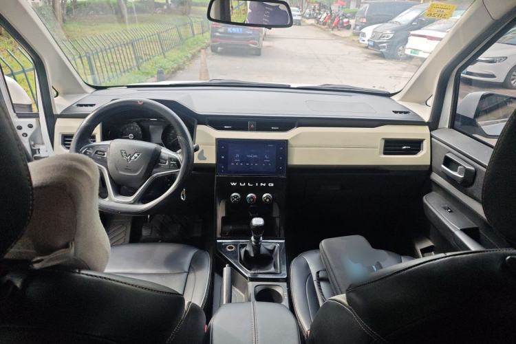 Used Wuling Hongguang PLUS 2019 1.5T Manual Luxury 7-Seater Center Console