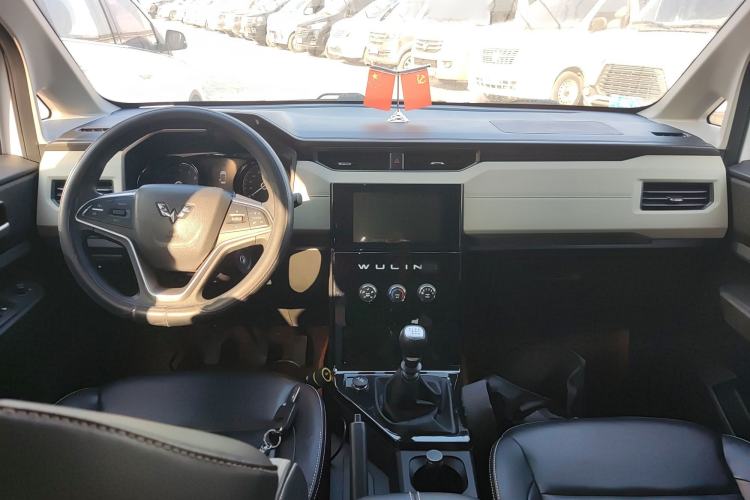 Used Wuling Hongguang PLUS 2019 1.5T Manual Luxury 7-Seater Center Console