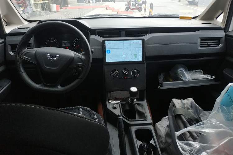Used Wuling Hongguang PLUS 2019 1.5T Manual Standard Edition 5 Seats Center Console