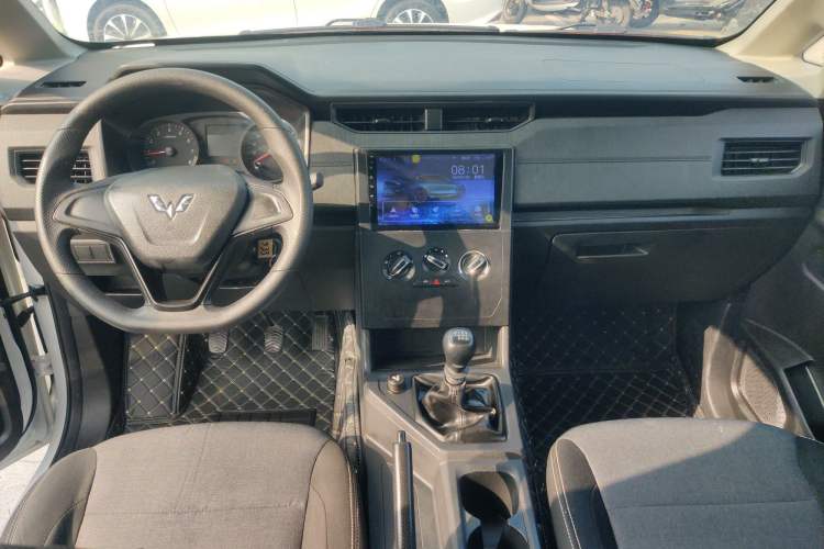 Used Wuling Hongguang PLUS 2019 1.5T Manual Standard Edition 5 Seats Center Console