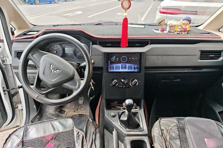 Used Wuling Hongguang PLUS 2019 1.5T Manual Standard Version 7 Seats Center Console