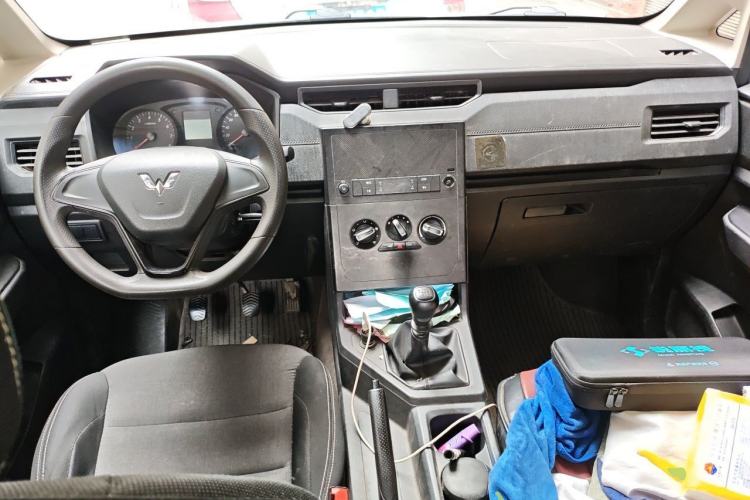 Used Wuling Hongguang PLUS 2019 1.5T Manual Standard Version 7 Seats Center Console
