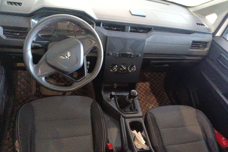 Used Wuling Hongguang PLUS 2019 1.5T Manual Standard Version 7 Seats Center Console