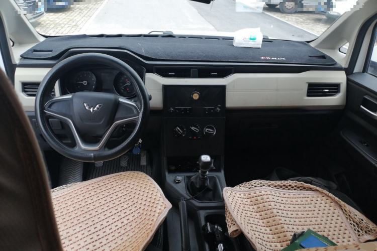 Used Wuling Hongguang PLUS 2019 1.5T Manual Comfort Version 7 Seats Center Console