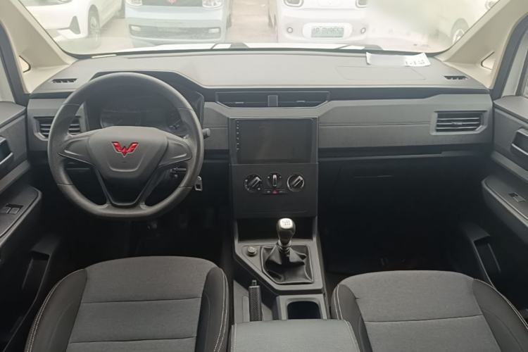 Used Wuling Hongguang PLUS 2019 1.5T Manual Standard Edition 5 Seats Center Console