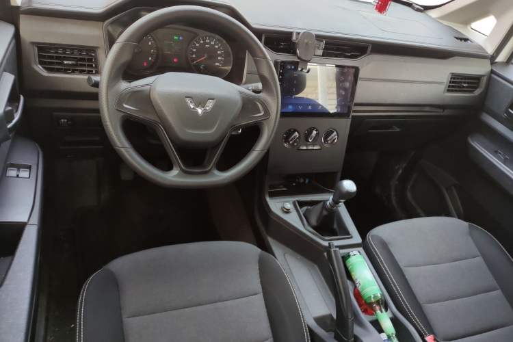 Used Wuling Hongguang PLUS 2019 1.5T Manual Standard Edition 5 Seats Center Console