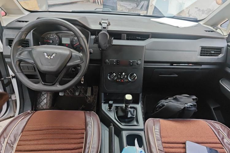 Used Wuling Hongguang PLUS 2019 1.5T Manual Standard Edition 5 Seats Center Console