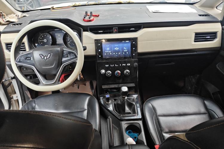 Used Wuling Hongguang PLUS 2019 1.5T Manual Luxury 7-Seater Center Console