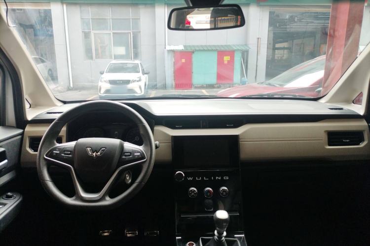 Used Wuling Hongguang PLUS 2019 1.5T Manual Luxury 7-Seater Center Console