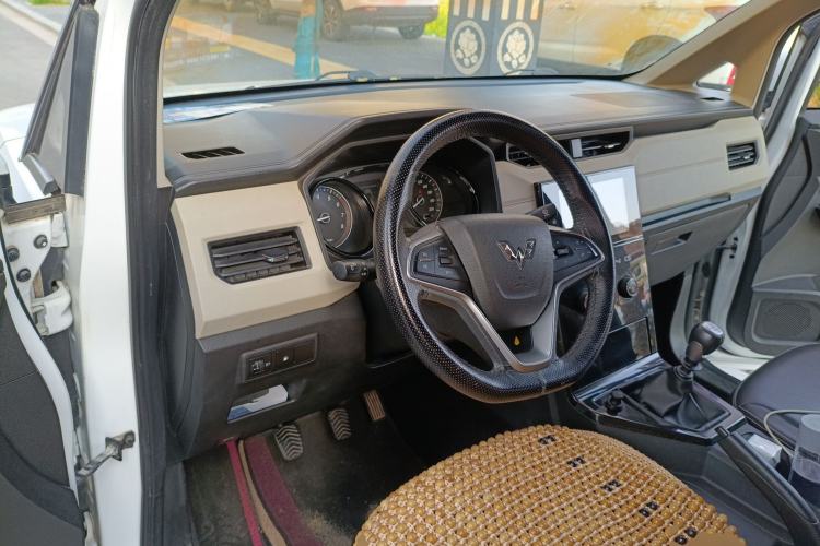 Used Wuling Hongguang PLUS 2019 1.5T Manual Luxury 7-Seater Center Console