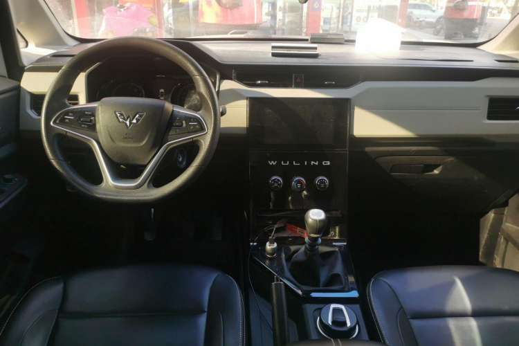 Used Wuling Hongguang PLUS 2019 1.5T Manual Luxury 7-Seater Center Console