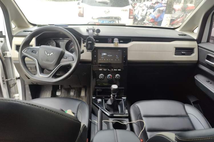 Used Wuling Hongguang PLUS 2019 1.5T Manual Luxury 7-Seater Center Console