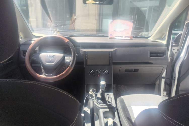 Used Wuling Hongguang PLUS 2019 1.5T Manual Standard Edition 5 Seats Center Console