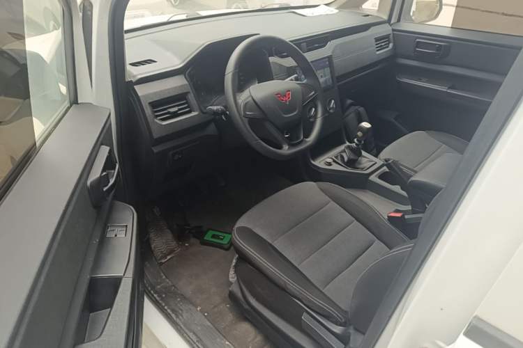 Used Wuling Hongguang PLUS 2019 1.5T Manual Standard Edition 5 Seats Driver Seat