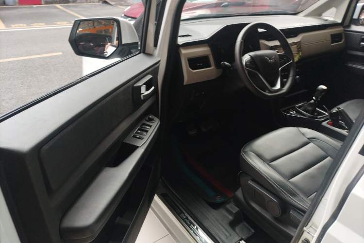 Used Wuling Hongguang PLUS 2019 1.5T Manual Luxury 7-Seater Driver Seat