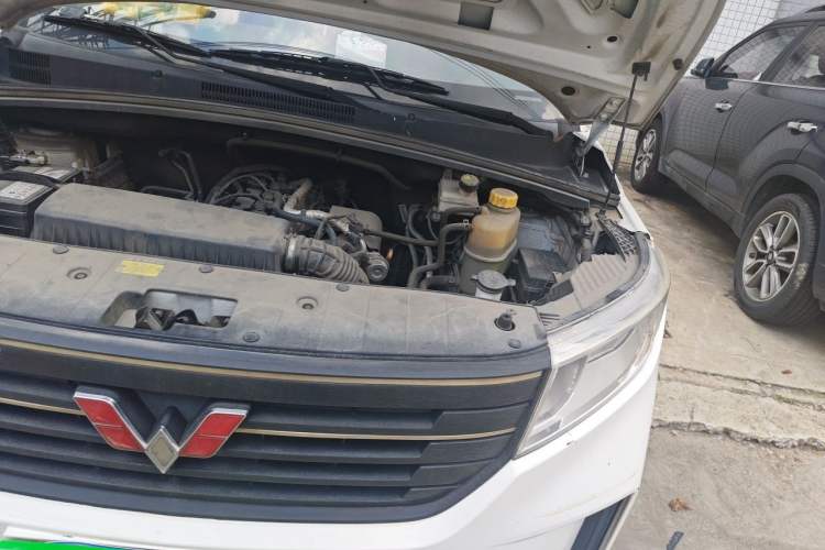 Used Wuling Hongguang PLUS 2019 1.5T Manual Comfort Version 7 Seats Engine Bay Left