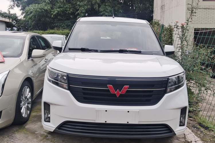Used Wuling Hongguang PLUS 2019 1.5T Manual Luxury 7-Seater Exterior 1