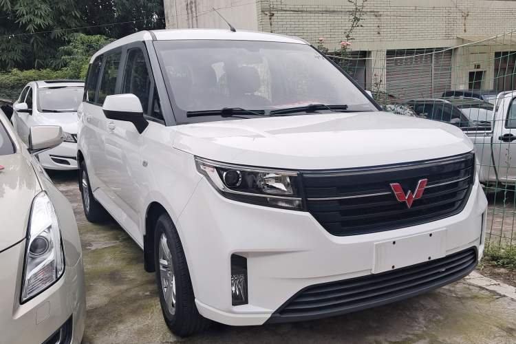 Used Wuling Hongguang PLUS 2019 1.5T Manual Luxury 7-Seater Exterior 2