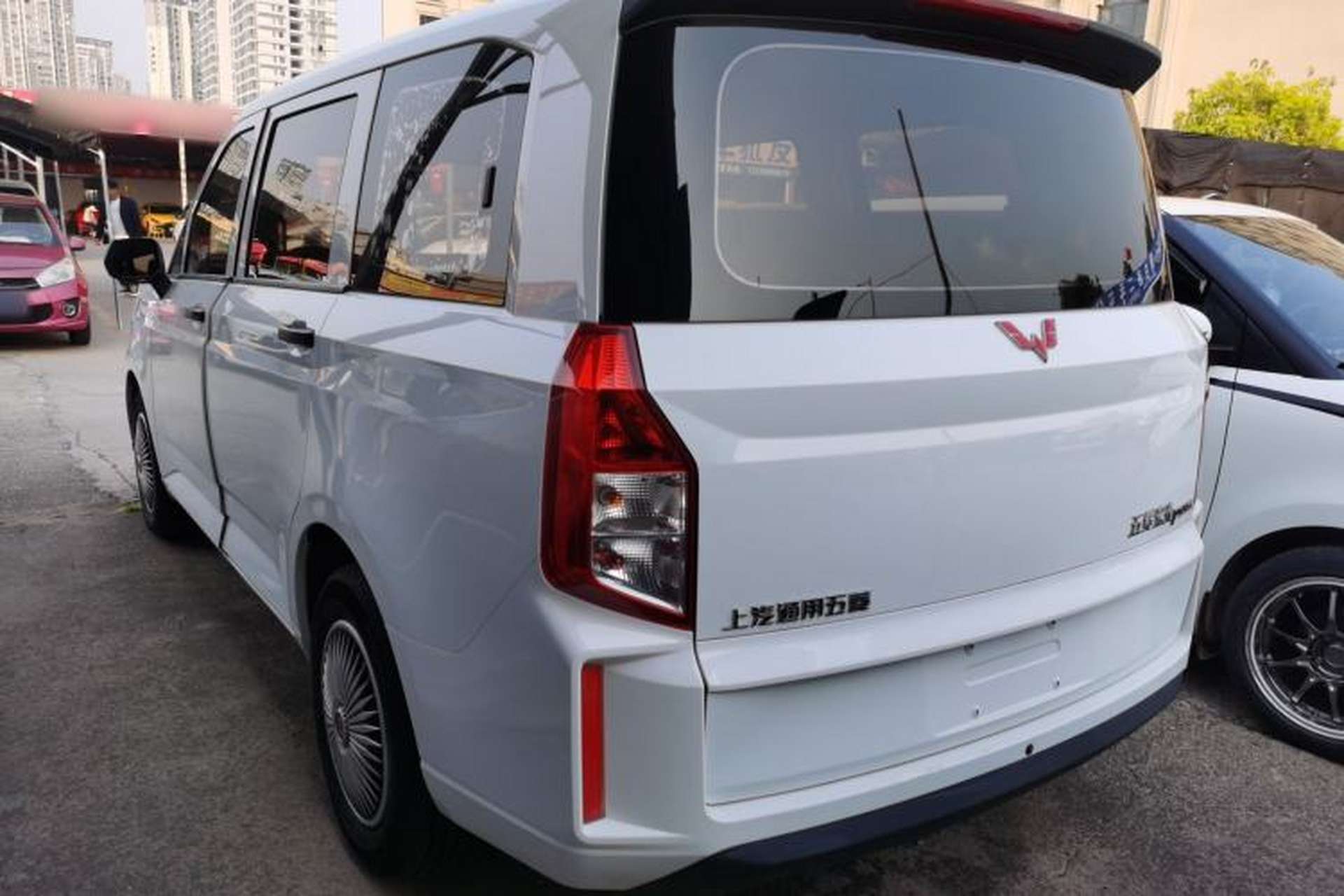 Used Wuling Hongguang PLUS 2019 1.5T Manual Standard Version 7 Seats Exterior 2