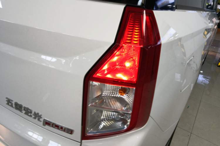 Used Wuling Hongguang PLUS 2019 1.5T Manual Luxury 7-Seater Exterior 3