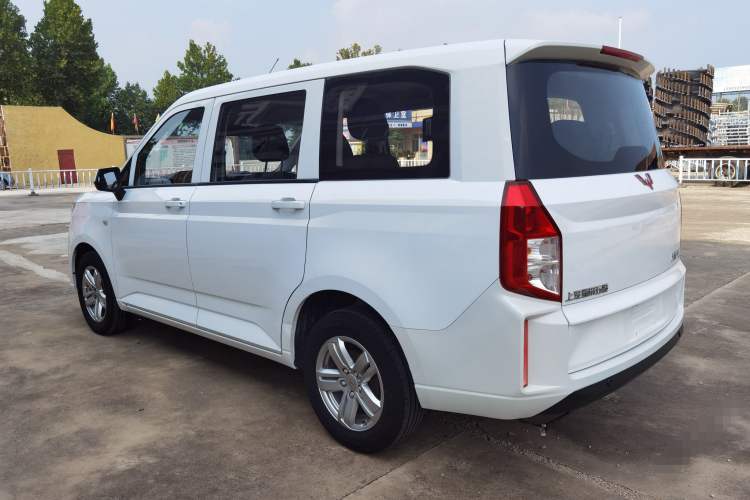 Used Wuling Hongguang PLUS 2019 1.5T Manual Comfort Version 7 Seats Exterior 3