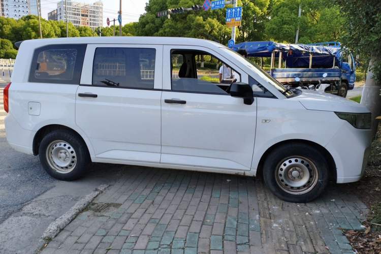Used Wuling Hongguang PLUS 2019 1.5T Manual Standard Version 7 Seats Front Right 45 Deg