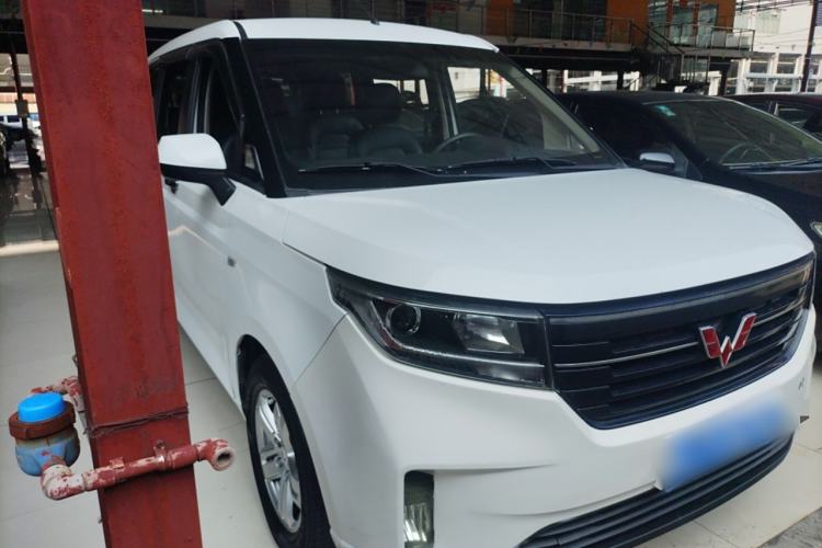 Used Wuling Hongguang PLUS 2019 1.5T Manual Luxury 7-Seater Front Right 45 Deg