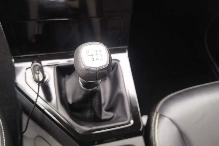 Used Wuling Hongguang PLUS 2019 1.5T Manual Luxury 7-Seater Gear Lever