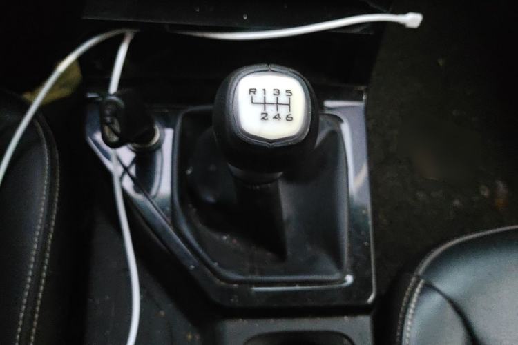 Used Wuling Hongguang PLUS 2019 1.5T Manual Luxury 7-Seater Gear Lever